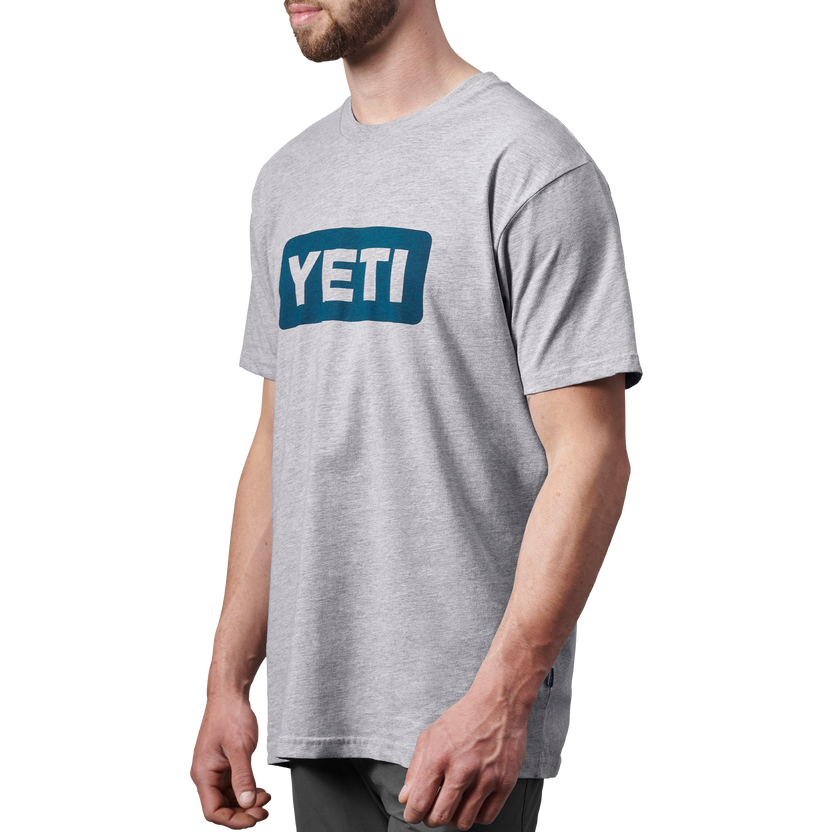 YETI LOGO BADGE PREMIUM SHORT SLEEVE T-SHIRT